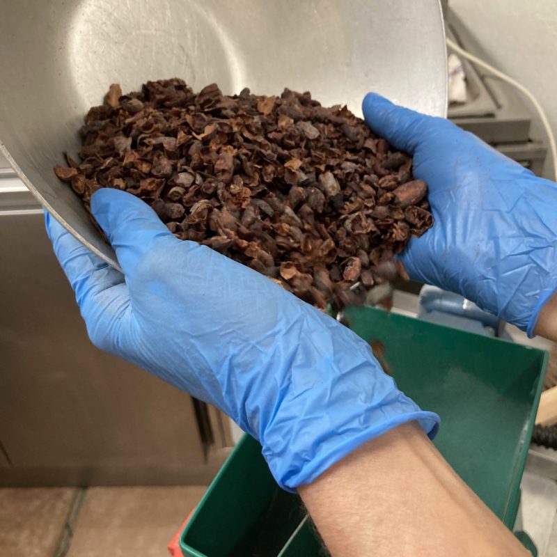 Les fèves de cacao sont concassées, puis la pellicule est séparée de la partie noble de la fève